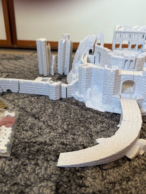 Helms Deep 3D Diorama Mini like new with siege weapons