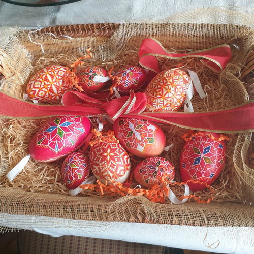 Easter egg basket like new, woven with wooden handles