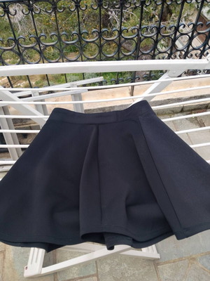 Black parade skirt like new for girl 11-13 years old