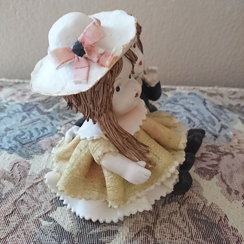 Collectible porcelain figurine like new, dolls 10×10