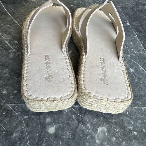 Runnerboss sandals size 40 like new, beige leather platform