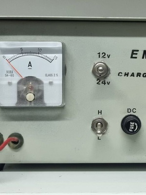 Φορτιστής μπαταριών αυτοκινήτου Emmis 15A με αναλογικό αμπερόμετρο