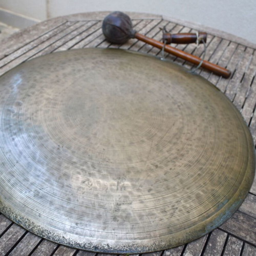 Zanchi Gong percussion instrument used, 1960s, 60 cm diameter with leather beater