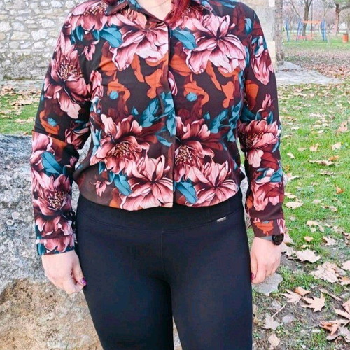 Shirt with flowers new, one size, multicolored