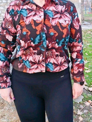 Shirt with flowers new, one size, multicolored