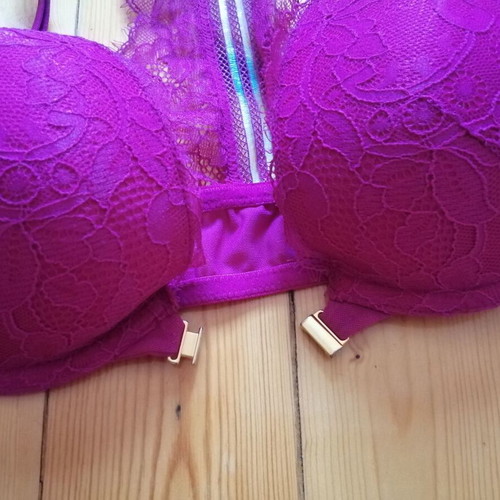 Hunkemöller 75B pink lace bra with front clasp