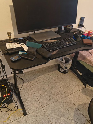 Gaming γραφείο μαύρο με επιφάνεια ανθρακόνημα, σαν καινούργιο