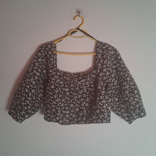 Levi's crop blouse with puff sleeves size S like new, floral black
