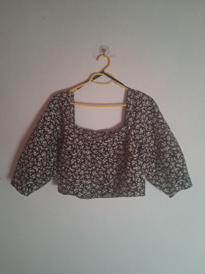 Levi's crop blouse with puff sleeves size S like new, floral black