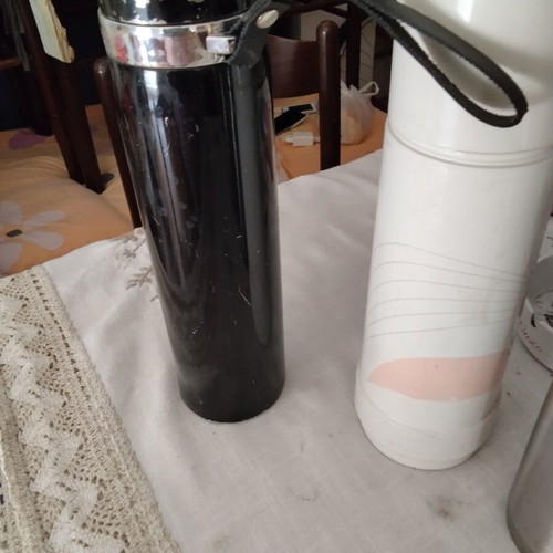 Shaker set with 5 pieces, jug and 5 thermoses