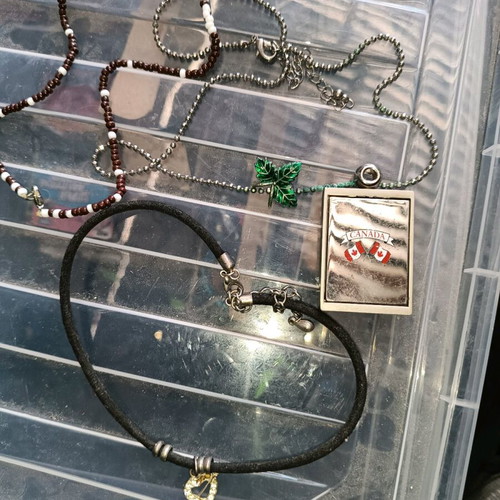 Necklace set used, pack