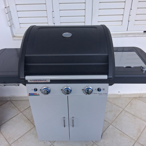 Gas grill 3 burners with grill, side burner and plate like new