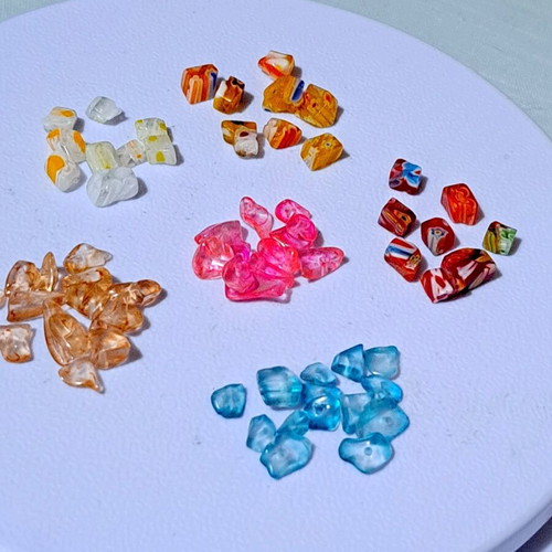 Set of assorted mineral chips and glass beads, 115g
