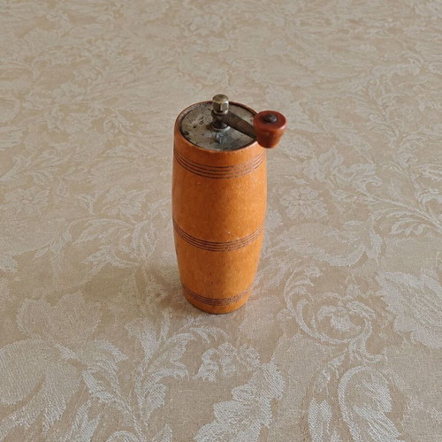 Marlux spice mill like new, mid-century modern design