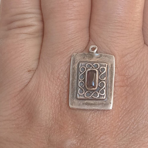 925 silver pendant with garnet