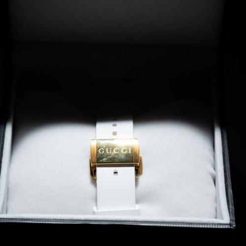 Gucci Dive YA136322 watch like new, unisex, white and gold