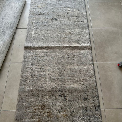 Modern rug like new with two mats, dimensions 210x148 and 210x74