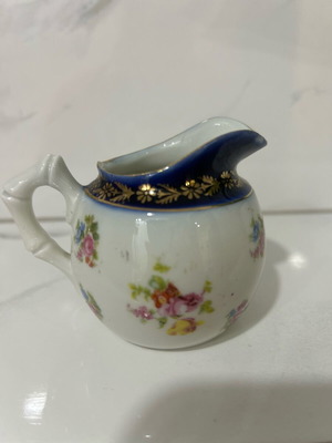 Винтидж порцеланова чаша за сметана Nippon Japan употребявана с ръчно рисувани цветя