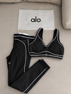 Alo Yoga Airbrush Heart Throb Set Medium black and white new