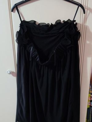 Black skirt like new, lightweight fabric with decorative ruffles, size L