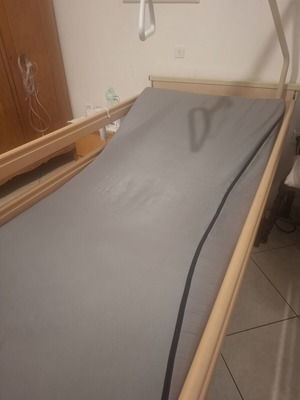 Νοσοκομειακό κρεβάτι με αερόστρωμα σχεδόν σαν καινούργιο, αυτόματο πτυσσόμενο