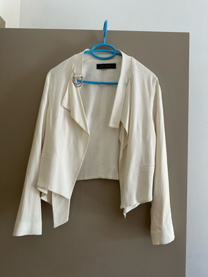 Zara crop jacket size M like new, white, soft fabric