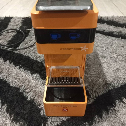 Illy Espresso Coffee Machine like new, capsule only