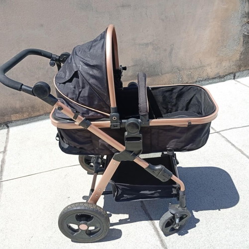 Multifunctional baby stroller like new with adjustable seat and footmuff