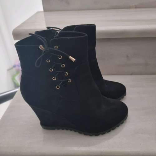 Women's boots size 39 like new, black for stylish looks