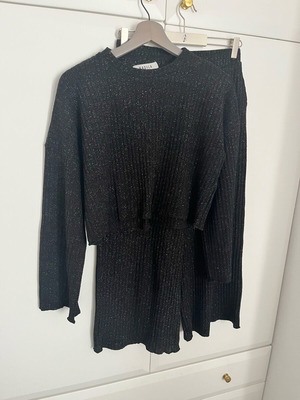 Badila black one size knitted set with silver thread like new