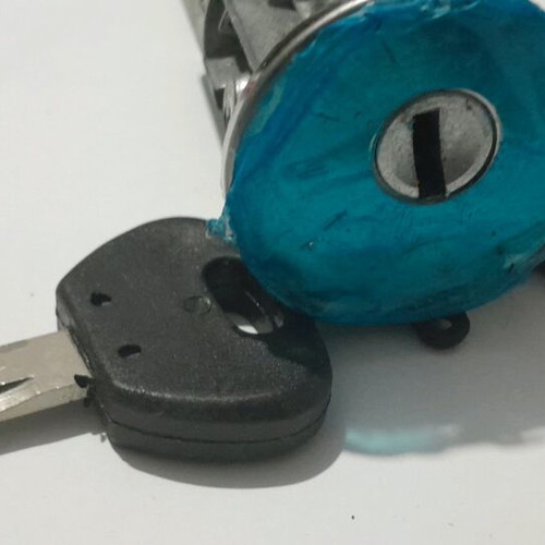 Ignition steering lock for Peugeot 106 and Saxo new with 2 keys