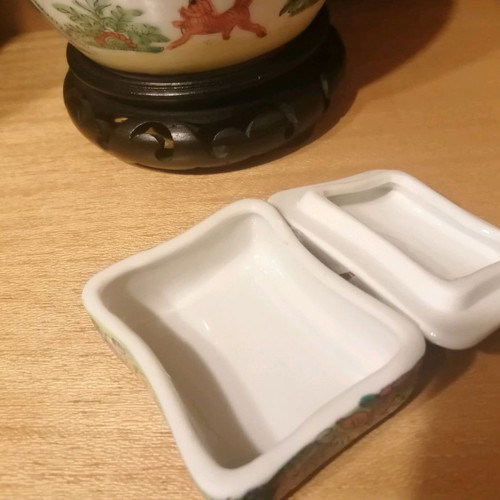 Porcelain decorative Chinese art antique containers in excellent condition