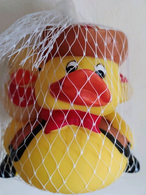 Bath toy Sheriff duck set new with 3 ducks