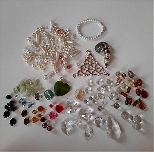 Ημιπολύτιμες χάντρες, κρύσταλλα, πέρλες για χειροποίητα κοσμήματα  και ένα βραχιόλι από πέρλες.