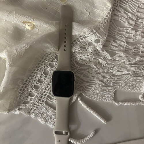 Apple Watch SE 2nd generation 44mm like new with minor screen scratch