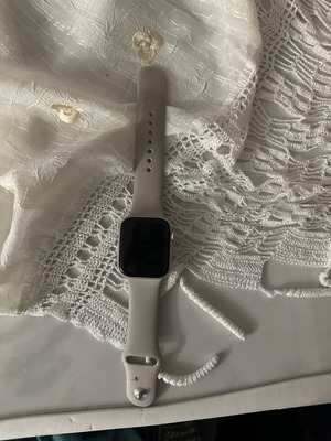 Apple Watch SE 2nd generation 44mm like new with minor screen scratch