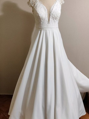 Angela Bianca wedding dress size M-L like new, white