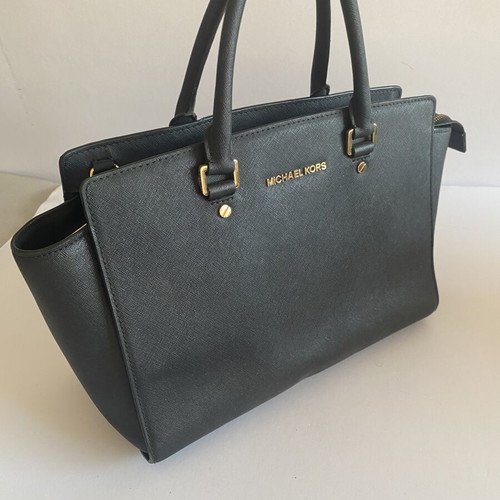 Michael Kors handbag like new, black saffiano with gold details