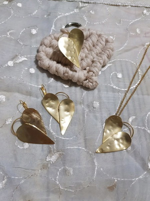 Jewelry set with hammered hearts in gold color with necklace, earrings, and ring