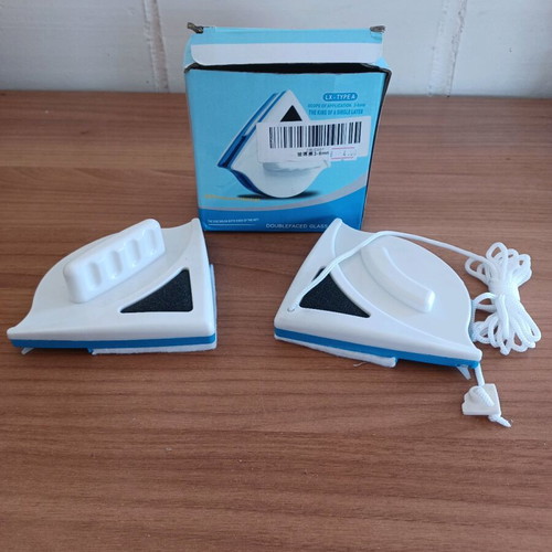Magnetic window cleaning tool new