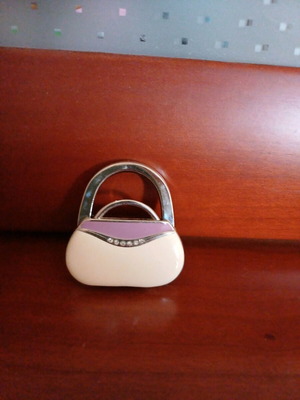 Tabletop bag hanger with metal folding hook