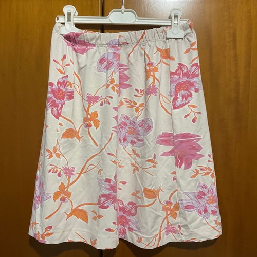 Women's floral skirt in pink and orange shades with elastic waist
