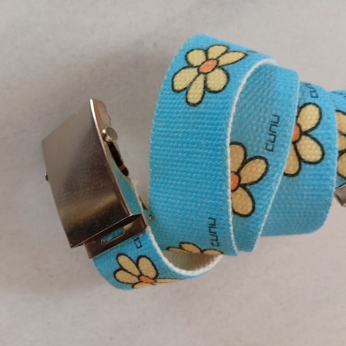 Fabric belt with daisy pattern like new, adjustable metal clip