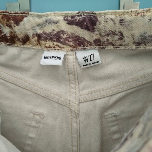 Urban Outfitters high-waisted jeans used with multicolor design
