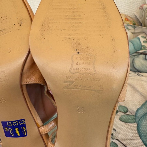 Kitten heels pumps like new, leather, beige, size 39