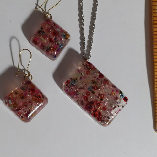 Set of two handmade parallelogram-shaped pendants and earrings with resin and glass beads