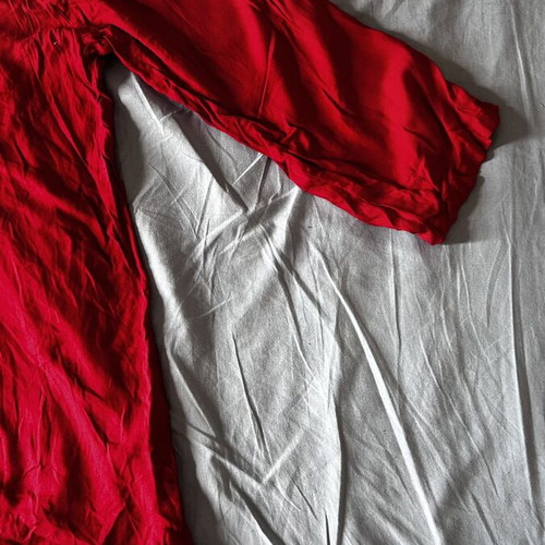 Caramella red tunic with V-neck and buttons, long sleeves