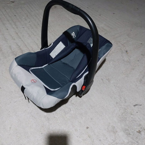 Baby car seat like new for newborn transport