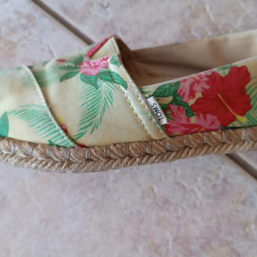 Toms Alpargata rope shoes used, yellow hibiscus print, size 36.5