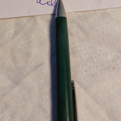 Vintage pen Status in case like new, green metal